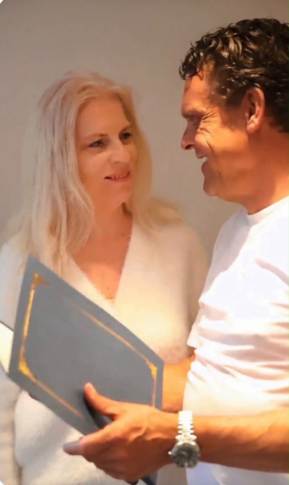 Renate mit Matthias Dickmann und der Urkunde