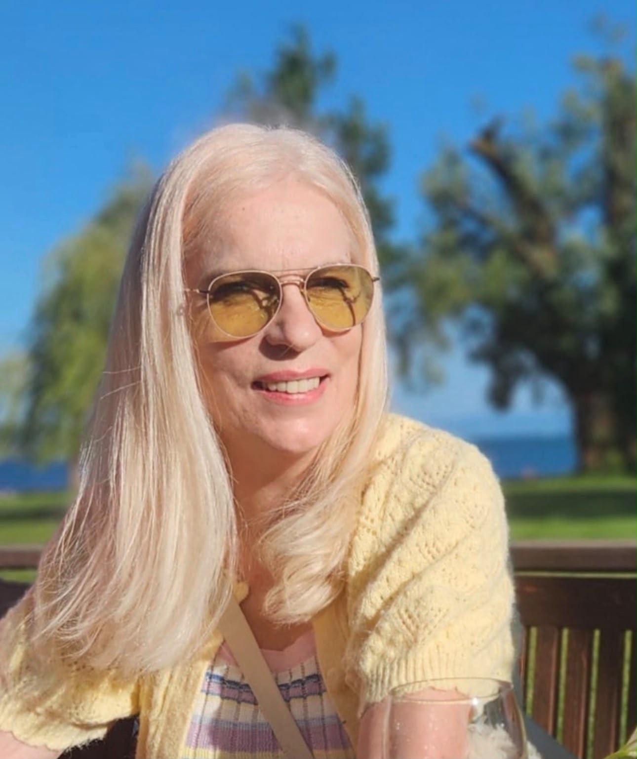Renate Kuban, Outdoorfoto mit Sonnenbrille